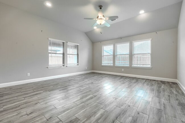 Building Photo - 580 Bradley Dr