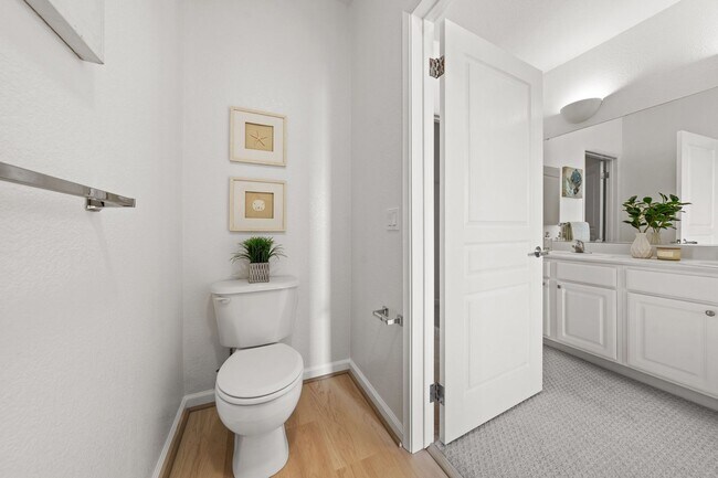 Building Photo - Epic REA - Top floor, Sweeping Views, 3 BR...