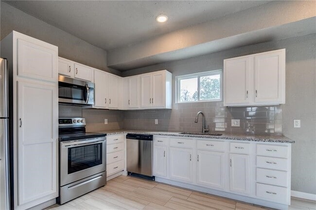 Building Photo - 402 E Hemlock St