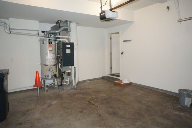 Building Photo - 4 bedroom Orenco Garden pet friendly house