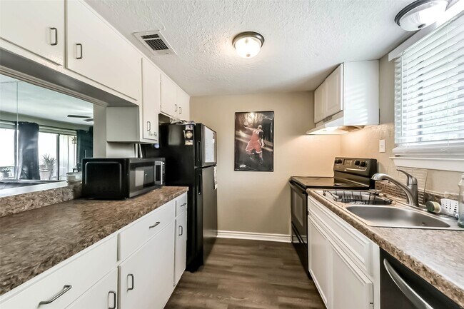 Building Photo - 15919 Golf Club Dr