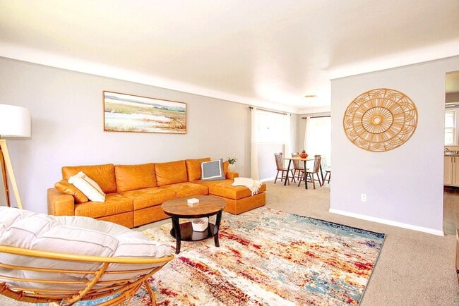 Building Photo - FULLY FURNISHED ACED 3 BED 1.5 BATH SINGLE...