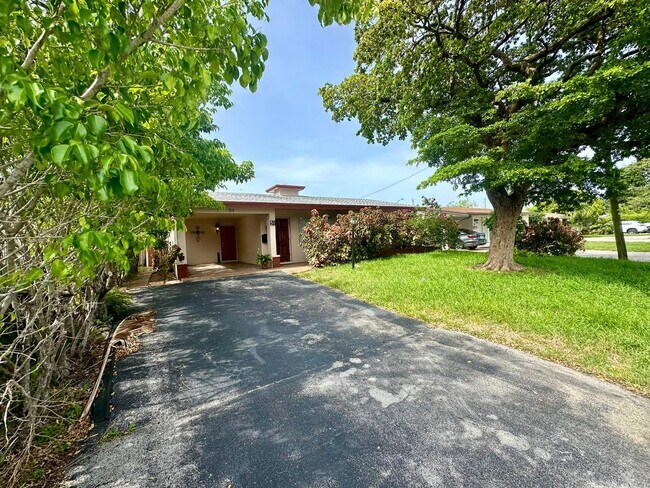 Building Photo - Easy Coastal Living Just Minutes from Downtown!