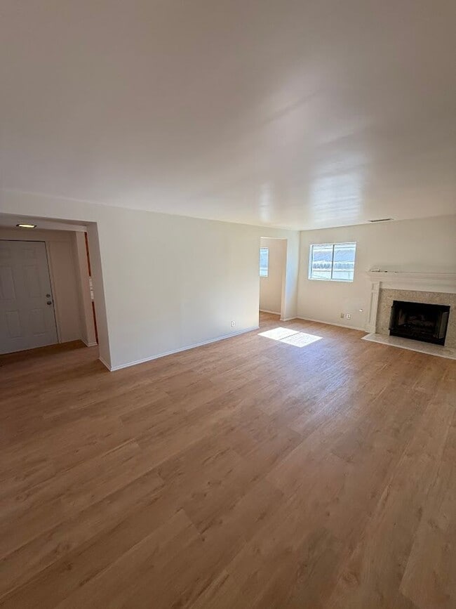 Building Photo - Beautiful 3 Bedroom, 2 Bathroom North Hill...