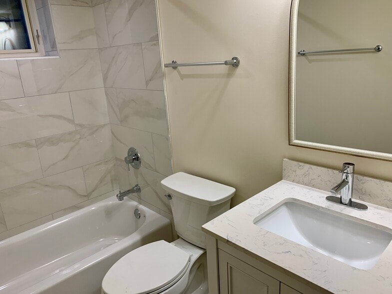 Bathroom - 2703 W Ardmore Ave