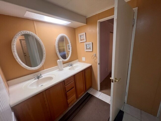 Building Photo - 4 Bedroom doublewide with Garage/Workshop ...