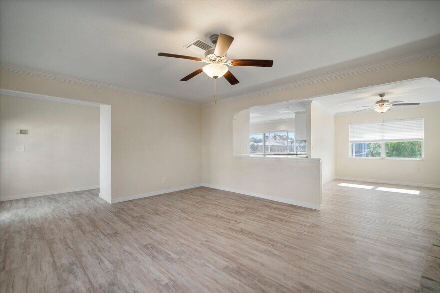 Building Photo - 910 Spindle Palm Way