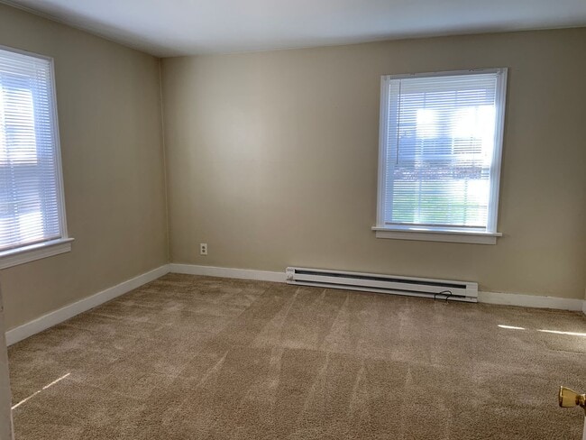 Building Photo - 1 BR Duplex Convenient to UNCG