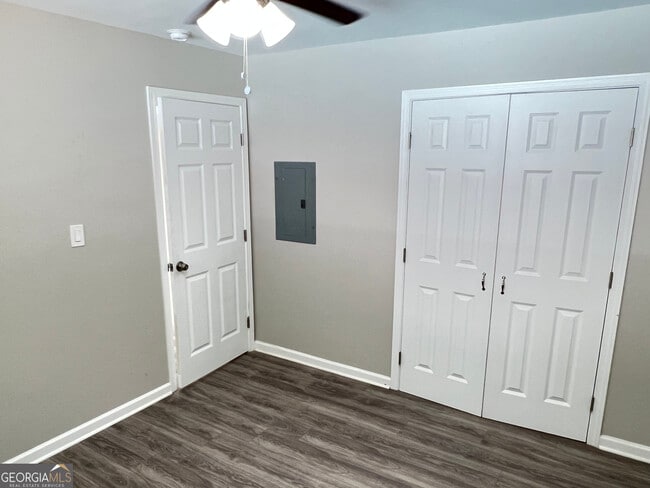 Building Photo - 1255 Pine Ave