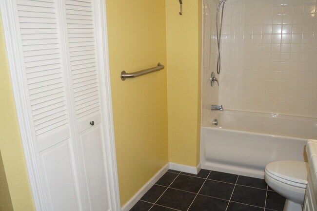 Building Photo - N.E Rose City Bungalow Pet Friendly