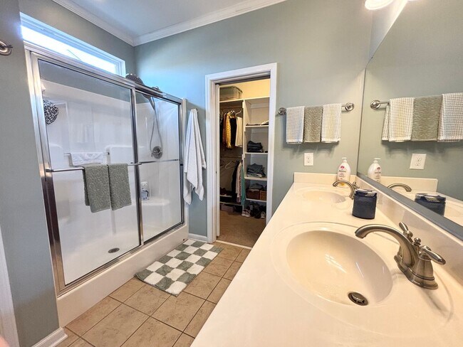 Building Photo - BEAUTIFUL HOME AVAILABLE APRIL 1ST