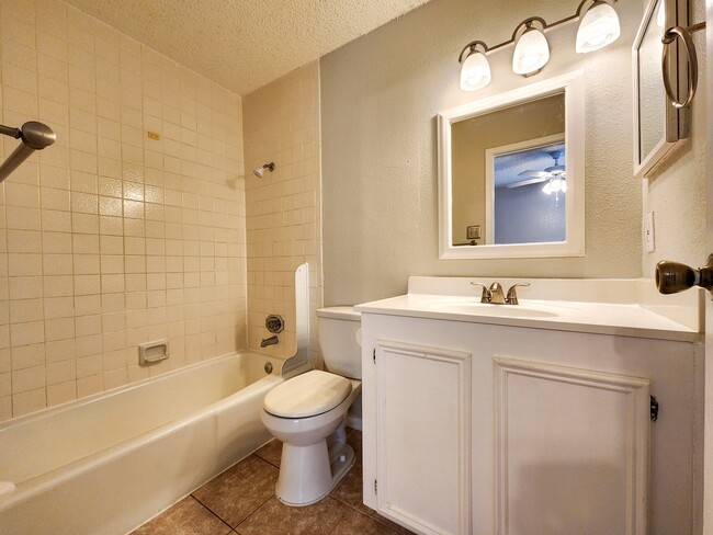 Building Photo - 17742 Kings Park Ln