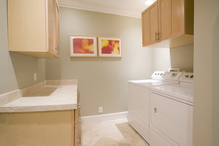 2nd Bath w/ Washer & Dryer - 809 Warren Ave