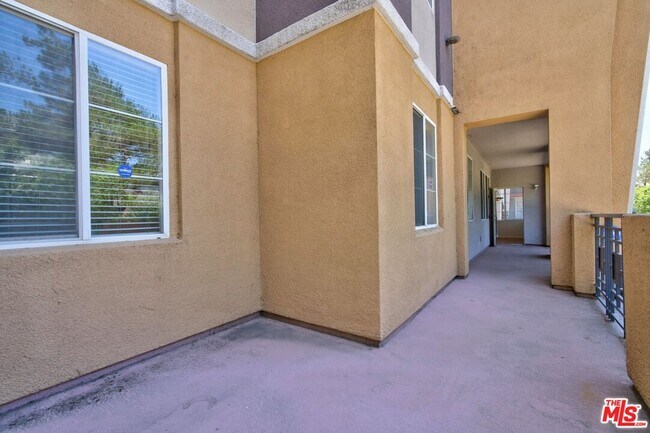 Building Photo - 360 W Ave 26