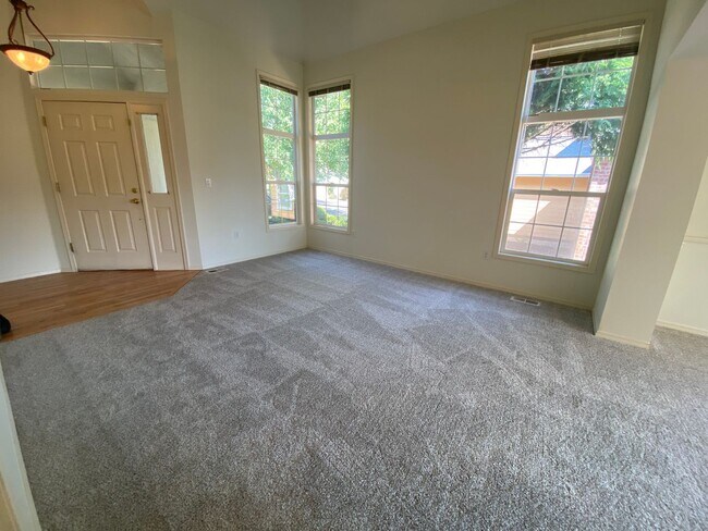 Building Photo - Spacious 4 bedroom 2.5 traditional house
