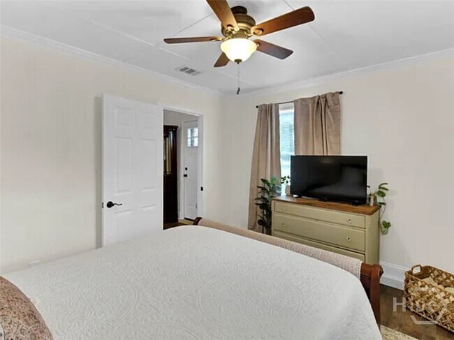 Building Photo - 304 E Fourth St