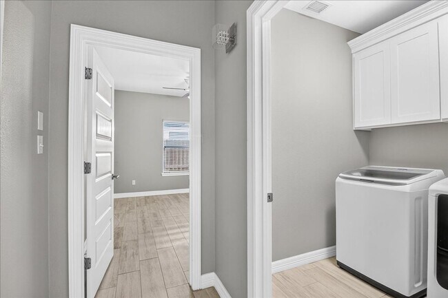 Building Photo - 6718 Stuyvesant Ct