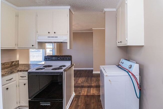 Building Photo - Adorable Brick Ranch 3 BR | 1.5 BA in Goldsboro