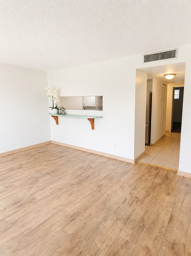 Building Photo - Welcome to Tampa Racquet Club – Where Comfort Meets Convenience!