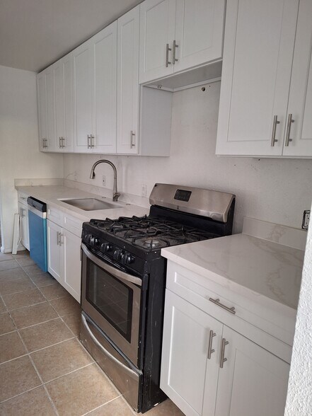 Building Photo - 1835 N Ave 53