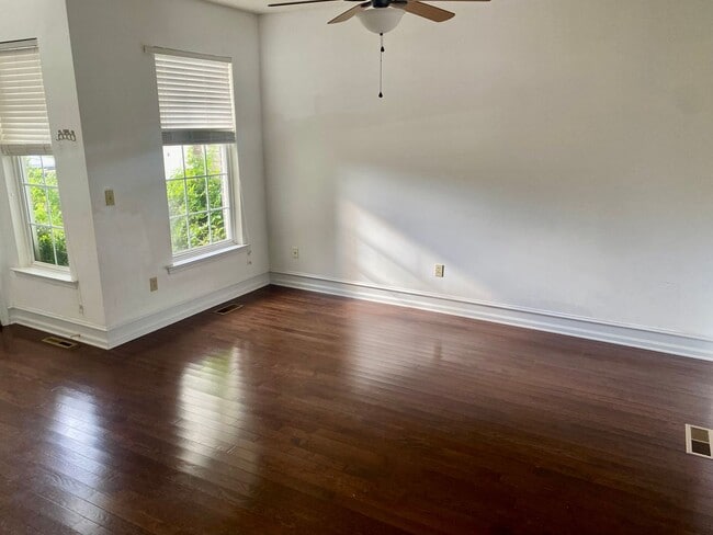 Building Photo - 3 Bedrooms - 2 Full & 1 Half Bath Townhous...