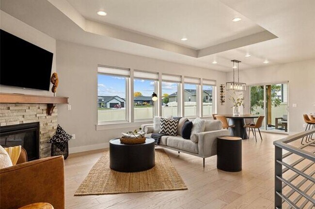 Building Photo - 4 Bed / 3 Bath Home in Silver Creek Estate...