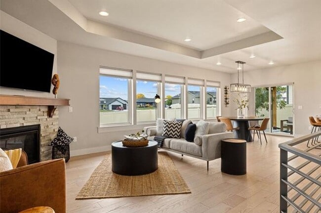 Building Photo - 4 Bed / 3 Bath Home in Silver Creek Estates (West End)