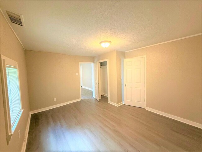 Building Photo - Reduced rent ~ Charming 3BR Memphis Home with Bright Living Space & Backyard Retreat