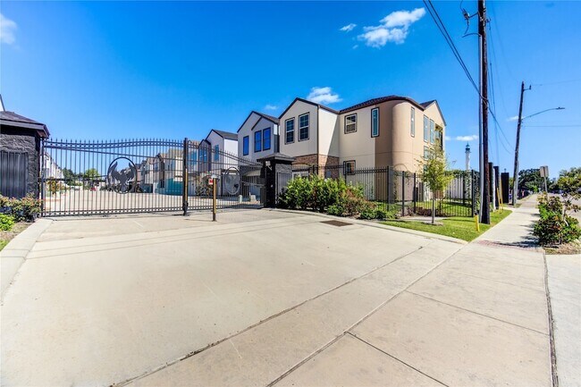 Building Photo - 2928 El Fenice Ln