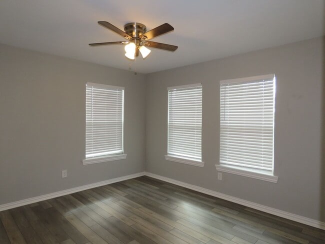 Building Photo - Newly Remodeled 4BR/1BA in Forest Hills Neighborhood