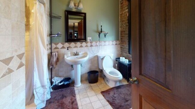 Building Photo - BERKLEE 3 BR Apartment - 9/1