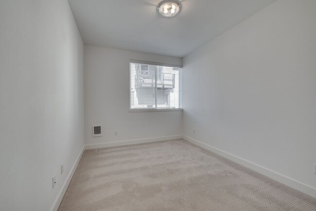 Building Photo - Modern Sammamish Townhome with Style, Spac...