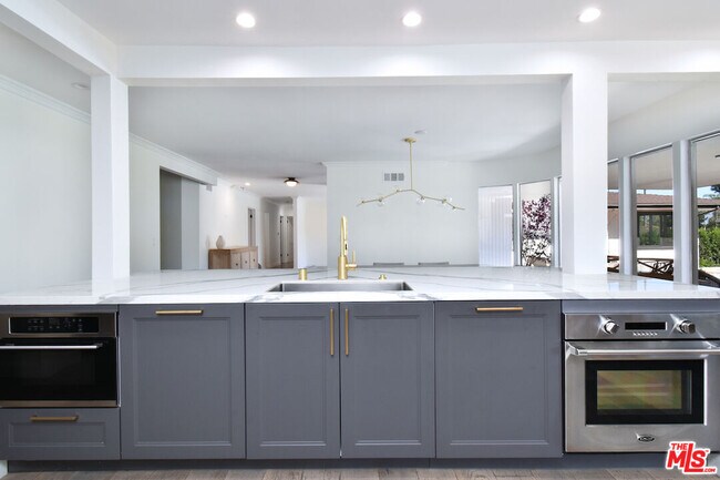 Building Photo - 4678 White Oak Ave