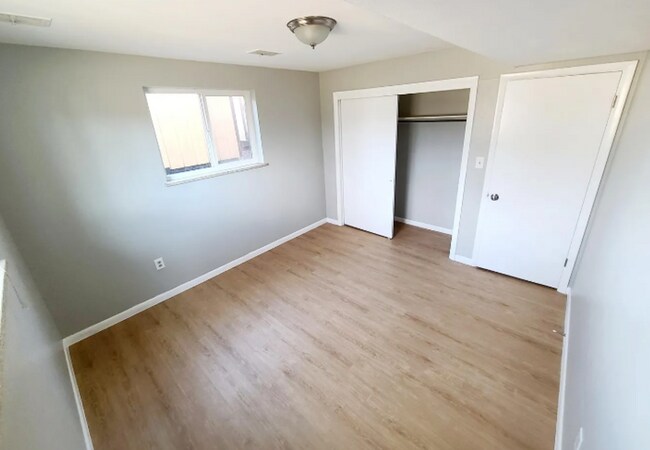Building Photo - 2 Bed 1 Bath in Edgewater!