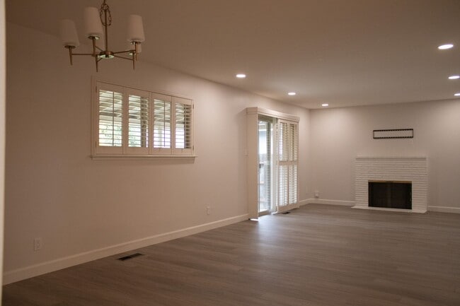 Building Photo - 3 BD 2 BA in Tahoe Park