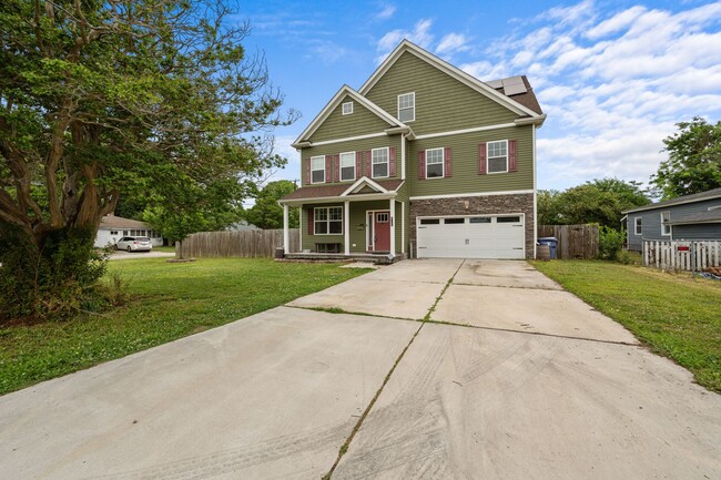 Building Photo - Spacious 6-Bedroom Home with Private Backy...