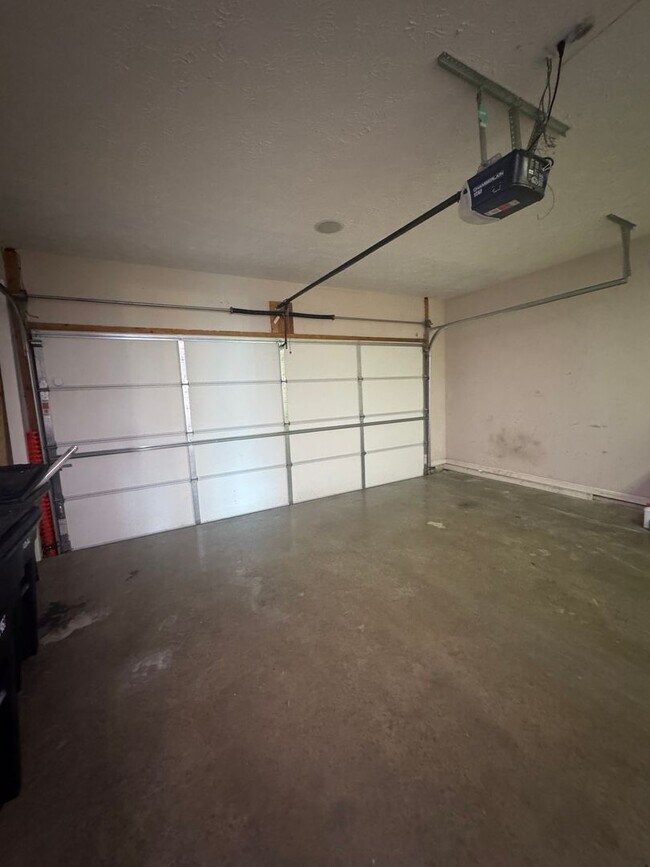 Building Photo - Three Bedroom Home with Fenced in Yard!