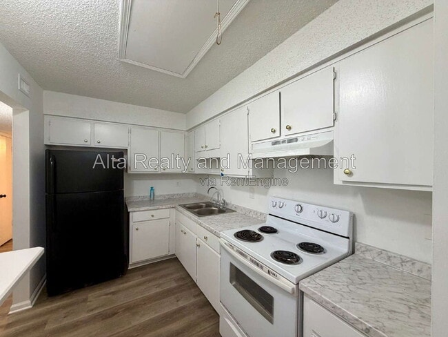 Building Photo - 8113 San Jose Manor Dr E