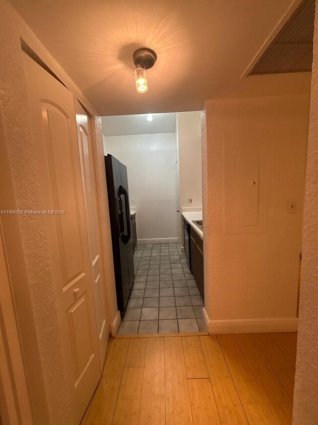 Building Photo - 2831 N Oakland Forest Dr