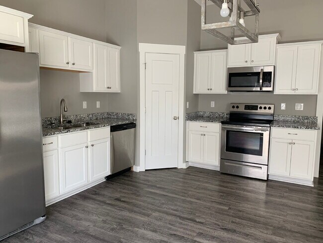 Building Photo - Charming 3-Bedroom Home with 2 Full Baths ...