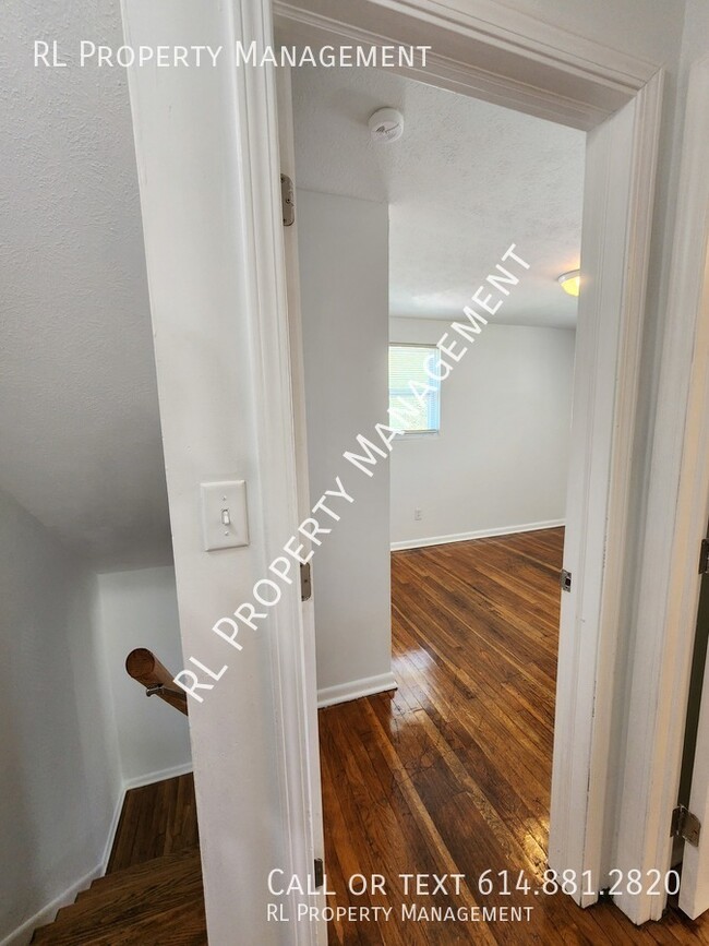 Building Photo - Spacious 3 bedroom 1.5 bathroom town home