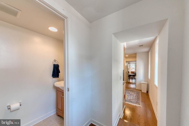 Building Photo - 303 S Washington St