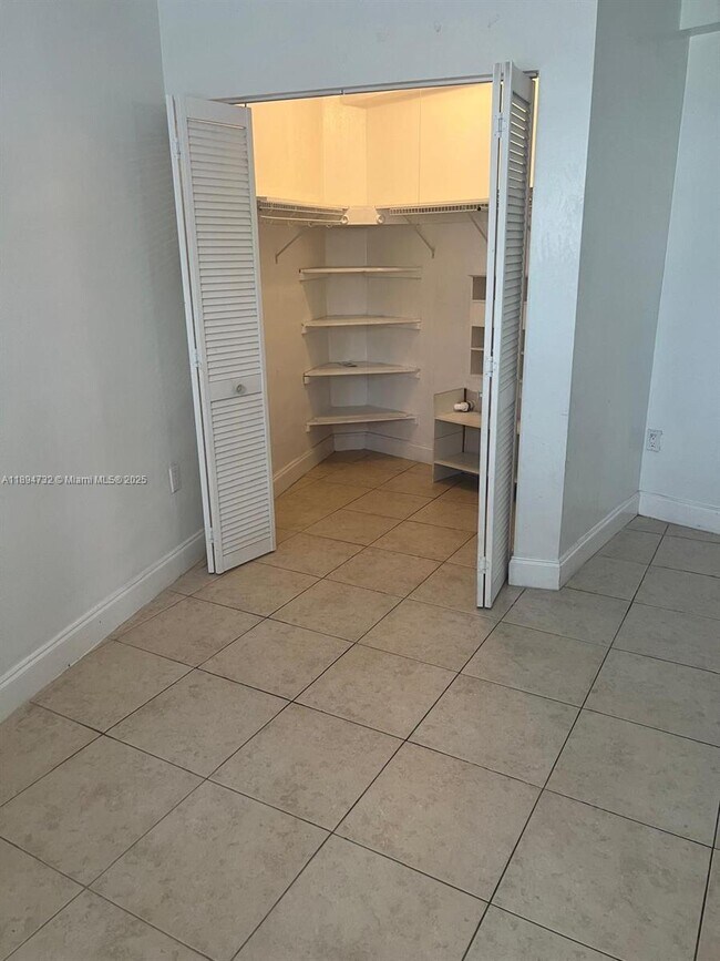 Building Photo - 1663 NE Miami Gardens Dr