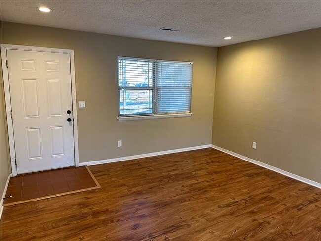 Building Photo - 332 W Nightingale Cir