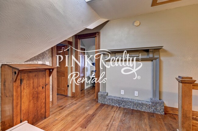 Building Photo - 1610 W Kiowa St