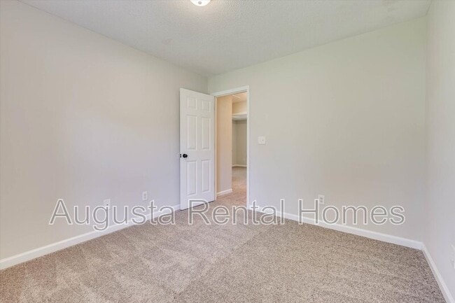 Building Photo - 2811 Bennington Dr