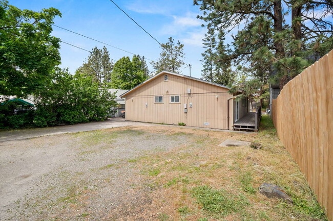 Building Photo - Updated Turnkey 2 Bed 1-bathroom spacious ...