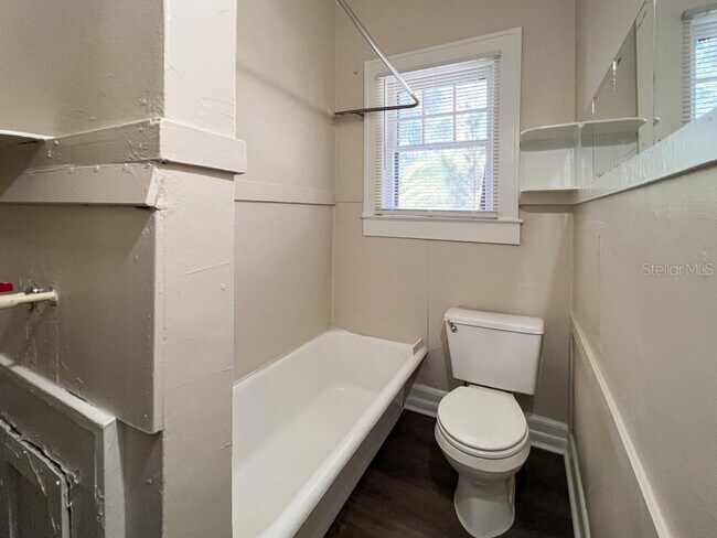 Building Photo - 318 NE 2nd Ave