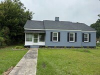 Building Photo - Charming Updated 2br/2ba Home in a Great L...