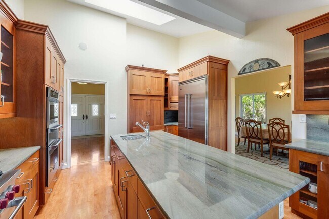 Building Photo - 208 Crestview Dr